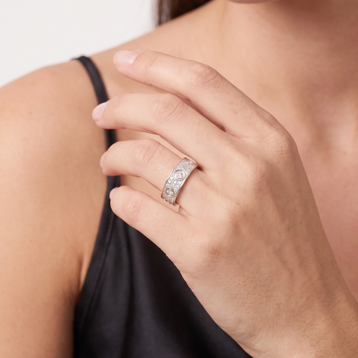 Classic Love 6 Diamond Full-paved Band Ring