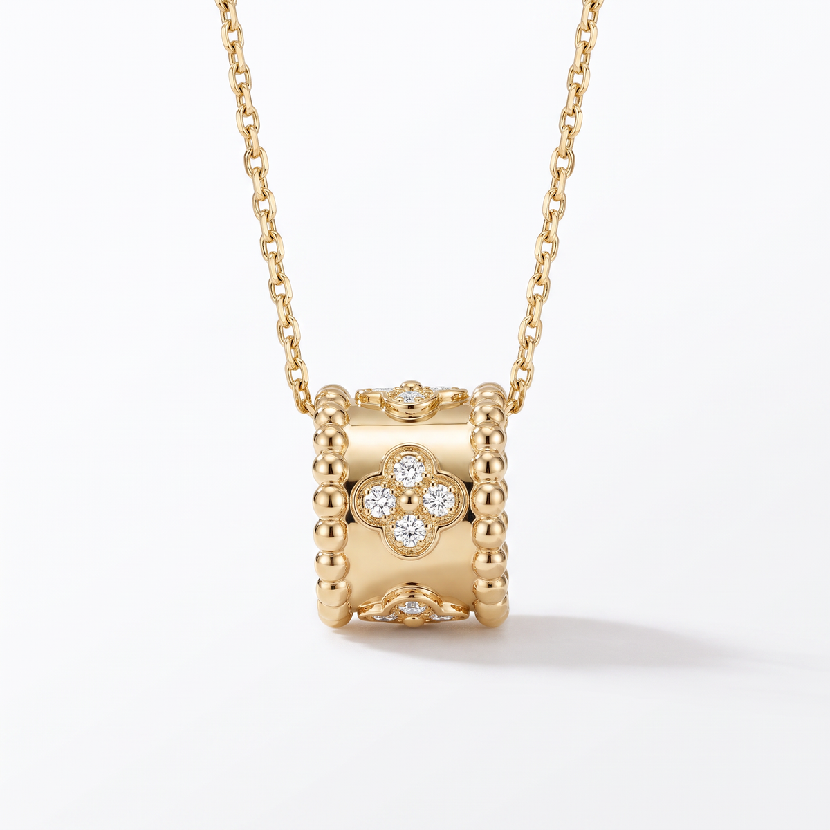 Perlée Diamonds Clovers Pendant Necklace