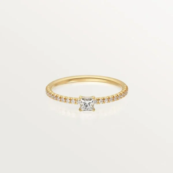 Gold Thread of Eternity – Sleek Engagement Ring with Timeless Emerald Center